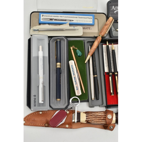 120 - A BOX OF ASSORTED PENS, POCKET KNIVES AND A KNIFE WITH SHEATH, to include a boxed 'Parker' Arrow bal... 