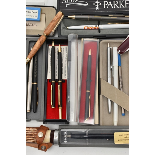 120 - A BOX OF ASSORTED PENS, POCKET KNIVES AND A KNIFE WITH SHEATH, to include a boxed 'Parker' Arrow bal... 