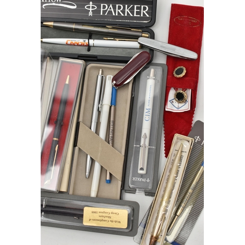 120 - A BOX OF ASSORTED PENS, POCKET KNIVES AND A KNIFE WITH SHEATH, to include a boxed 'Parker' Arrow bal... 