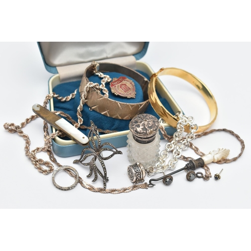 82 - A BAG OF ASSORTED JEWELLERY AND ITEMS, to include a boxed silver hinged bangle, with a diamond cut p... 