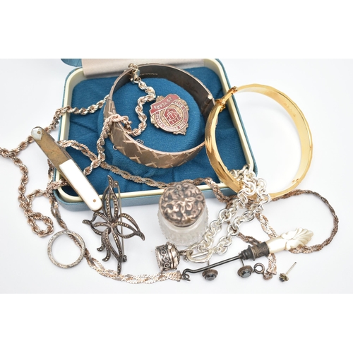 82 - A BAG OF ASSORTED JEWELLERY AND ITEMS, to include a boxed silver hinged bangle, with a diamond cut p... 