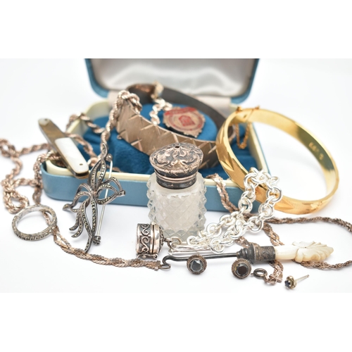 82 - A BAG OF ASSORTED JEWELLERY AND ITEMS, to include a boxed silver hinged bangle, with a diamond cut p... 