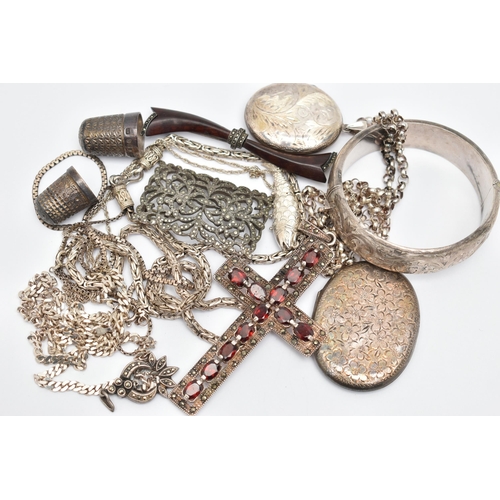 86 - A SELECTION OF SILVER AND WHITE METAL JEWELLERY, to include a silver hinged bangle, scrolling foliat... 