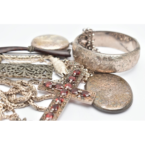 86 - A SELECTION OF SILVER AND WHITE METAL JEWELLERY, to include a silver hinged bangle, scrolling foliat... 