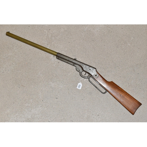 152 - A 'THE DAISY MANUFACTURING COMPANY, PLYMOUTH MICH, USA' DAISY 1000 SHOT AIR GUN, beech stock, single... 