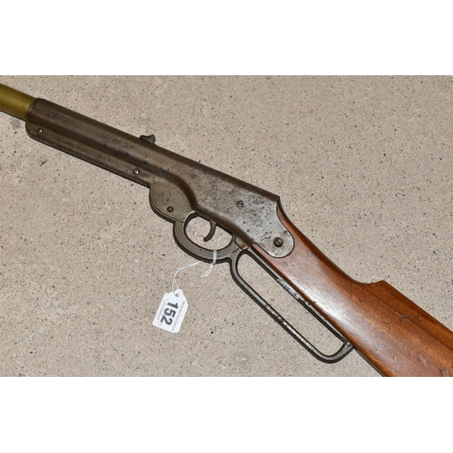 152 - A 'THE DAISY MANUFACTURING COMPANY, PLYMOUTH MICH, USA' DAISY 1000 SHOT AIR GUN, beech stock, single... 