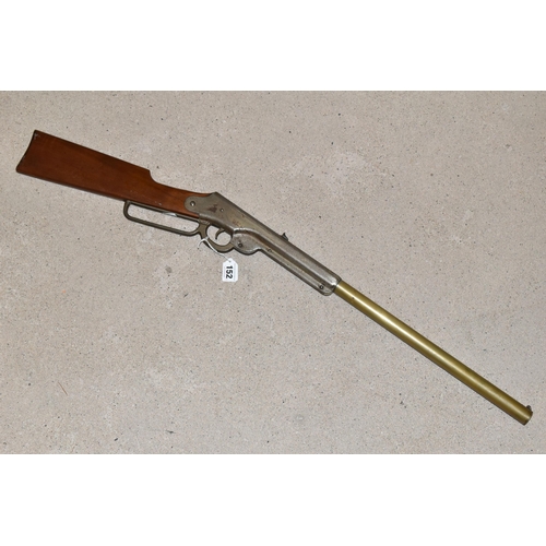 152 - A 'THE DAISY MANUFACTURING COMPANY, PLYMOUTH MICH, USA' DAISY 1000 SHOT AIR GUN, beech stock, single... 