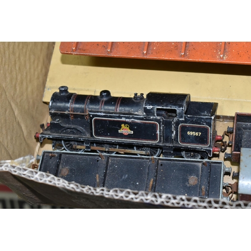 491 - A QUANTITY OF UNBOXED HORNBY DUBLO MODEL RAILWAY ITEMS, to include class N2 tank locomotive No.69567... 