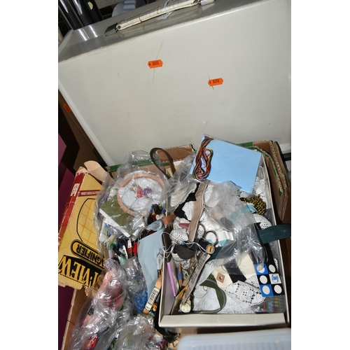 498 - A BOX AND LOOSE SEWING MACHINE AND HABERDASHERY ITEMS, to include a cased Singer electric sewing mac... 