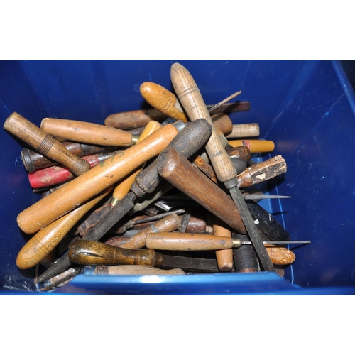 1057 - A TRAY CONTAINING WOOD CHISELS including Marples, Moseley, Henry Taylor, Stormont etc