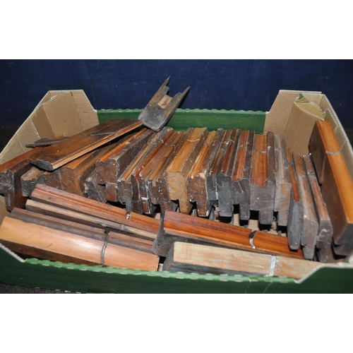 1059 - A TRAY CONTAINING THIRTY SIX WOODEN MOULDING PLANES by Marples, Routledge, James Thorneloe, Atkins, ... 