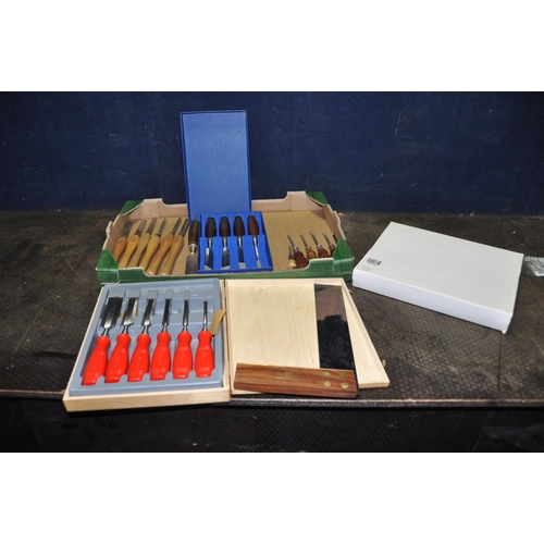 1066 - A TRAY CONTAINING MARPLES WOODWORKING TOOLS including a 12in square, a set of six wood chisels, a se... 