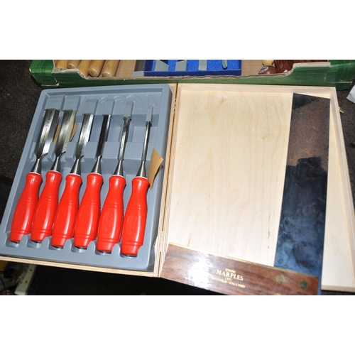 1066 - A TRAY CONTAINING MARPLES WOODWORKING TOOLS including a 12in square, a set of six wood chisels, a se... 