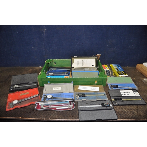 1067 - A TRAY CONTAINING TEST EQUIPMENT including digital and dial vernier calipers by Digimatic, Rabone an... 