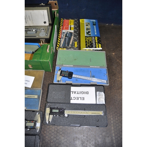 1067 - A TRAY CONTAINING TEST EQUIPMENT including digital and dial vernier calipers by Digimatic, Rabone an... 