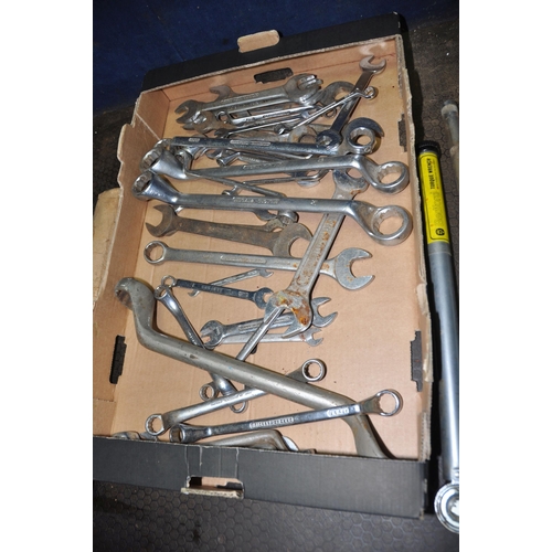 1070 - A TRAY CONTAINING VINTAGE AND MODERN SPANNERS, SOCKETS AND WRENCHES by Britool, Gordon, King Dick, B... 