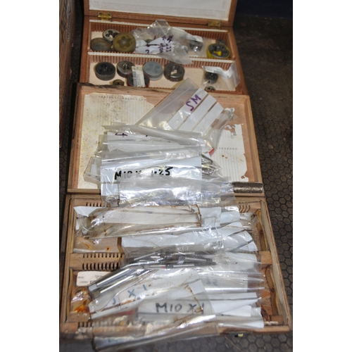 1077 - A TRAY CONTAINING METRIC TAPS AND DIES including Workzone, Powerfix, Draper sets,