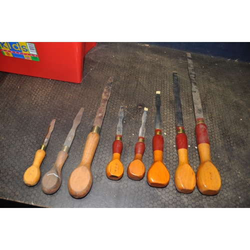 1079 - A TRAY CONTAINING VINTAGE AND MODERN 'LONDON' SCREWDRIVERS including a modern graduated set of five ... 