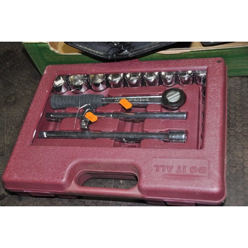 1091 - A TRAY CONTAINING AUTOMOTIVE TOOLS including a Britool Imperial socket set, an Equip trolley jack wi... 