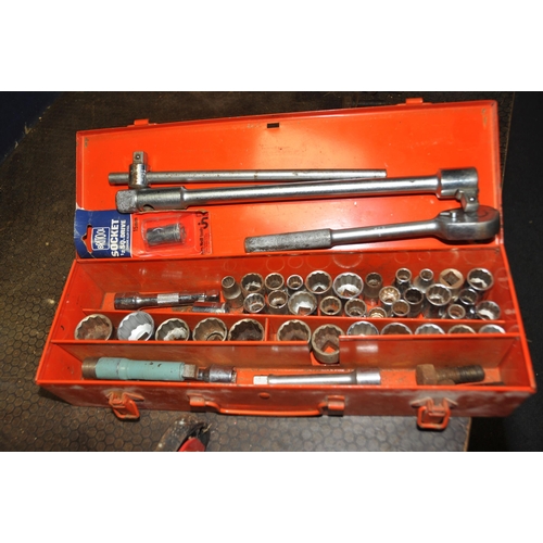 1091 - A TRAY CONTAINING AUTOMOTIVE TOOLS including a Britool Imperial socket set, an Equip trolley jack wi... 