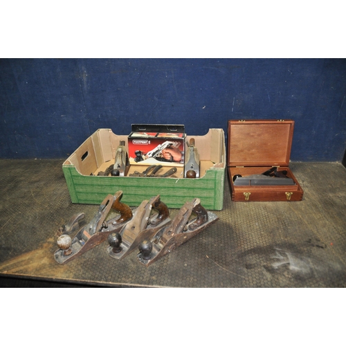 1118 - A TRAY CONTAINING WOOD PLANES including a brand new Stanley No4 in wooden presentation box, a Stanle... 