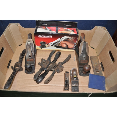 1118 - A TRAY CONTAINING WOOD PLANES including a brand new Stanley No4 in wooden presentation box, a Stanle... 