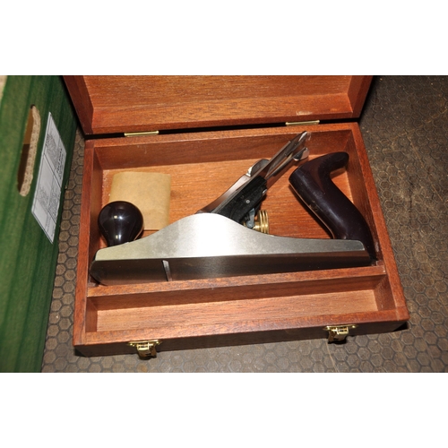 1118 - A TRAY CONTAINING WOOD PLANES including a brand new Stanley No4 in wooden presentation box, a Stanle... 