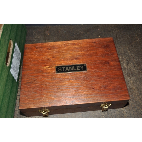 1118 - A TRAY CONTAINING WOOD PLANES including a brand new Stanley No4 in wooden presentation box, a Stanle... 