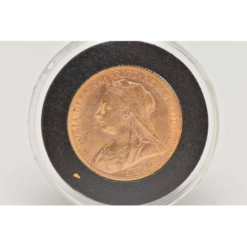 66 - A FULL GOLD SOVEREIGN VICTORIA OLD HEAD 1900, London mint, 10,846,741 mintage, .916 fine, 22.05mm, 7... 