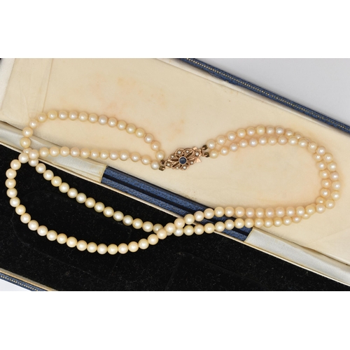 87 - A DOUBLE CULTURED PEARL STRAND NECKLACE, double row of cultured cream pearls with a pink hue, each p... 