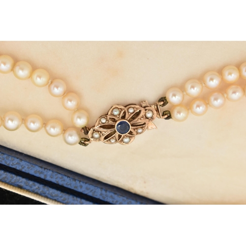 87 - A DOUBLE CULTURED PEARL STRAND NECKLACE, double row of cultured cream pearls with a pink hue, each p... 