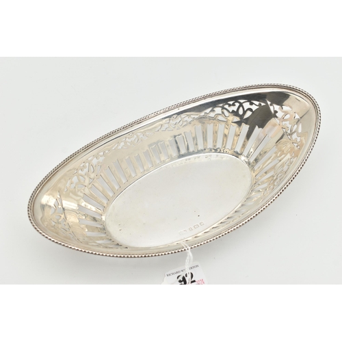 92 - AN EDWARDIAN PIERCED SILVER DISH OF OVAL FORM, rope twist style rim, maker TW, Birmingham 1902, 7.56... 