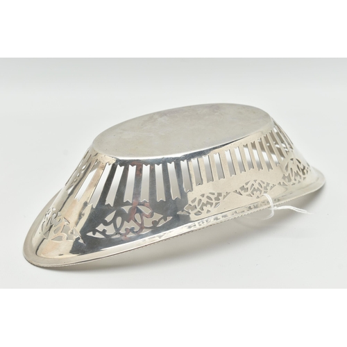 92 - AN EDWARDIAN PIERCED SILVER DISH OF OVAL FORM, rope twist style rim, maker TW, Birmingham 1902, 7.56... 