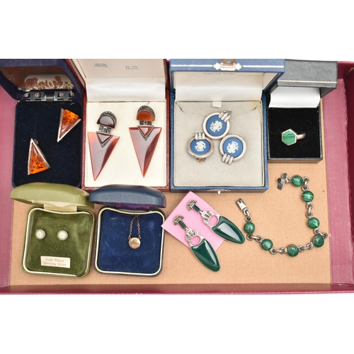 142 - A SELECTION OF SILVER AND WHITE METAL JEWELLERY, to include a silver 'Wedgwood' Jasperware pendant n... 