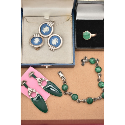 142 - A SELECTION OF SILVER AND WHITE METAL JEWELLERY, to include a silver 'Wedgwood' Jasperware pendant n... 