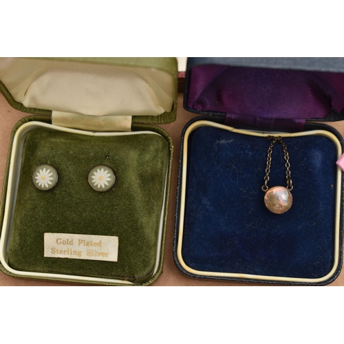 142 - A SELECTION OF SILVER AND WHITE METAL JEWELLERY, to include a silver 'Wedgwood' Jasperware pendant n... 