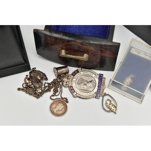 149 - A SELECTION OF SILVER AND WHITE METAL JEWELLERY, JEWELLERY BOXES AND COSTUME JEWELLERY, to include a... 