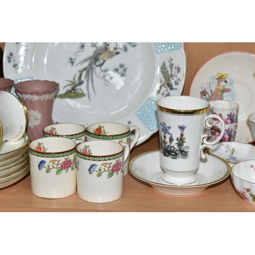 335 - A GROUP OF CERAMICS, to include fourteen pieces of Royal Crown Derby 'Derby Posies' gift and tea war... 