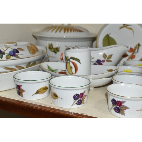 357 - A SMALL COLLECTION OF ROYAL WORCESTER 'EVESHAM' PATTERN DINNER WARES ETC, to include two casserole d... 