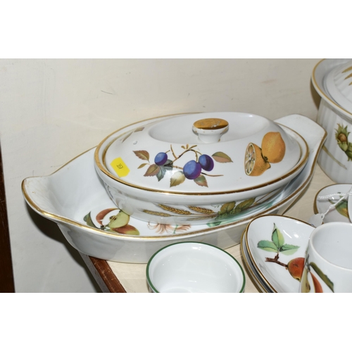 357 - A SMALL COLLECTION OF ROYAL WORCESTER 'EVESHAM' PATTERN DINNER WARES ETC, to include two casserole d... 