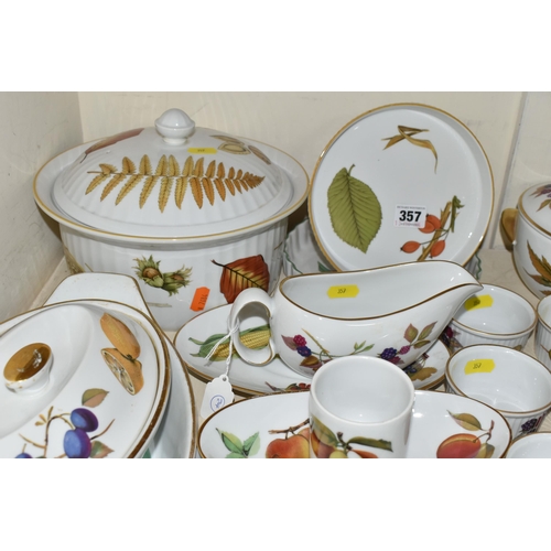 357 - A SMALL COLLECTION OF ROYAL WORCESTER 'EVESHAM' PATTERN DINNER WARES ETC, to include two casserole d... 