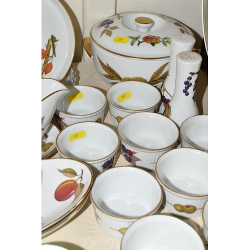 357 - A SMALL COLLECTION OF ROYAL WORCESTER 'EVESHAM' PATTERN DINNER WARES ETC, to include two casserole d... 