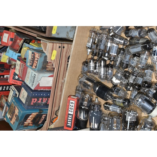 401 - A QUANTITY OF ASSORTED BOXED AND UNBOXED VALVES, boxed examples by Mazda, Mullard, Marconi, Ediswan,... 