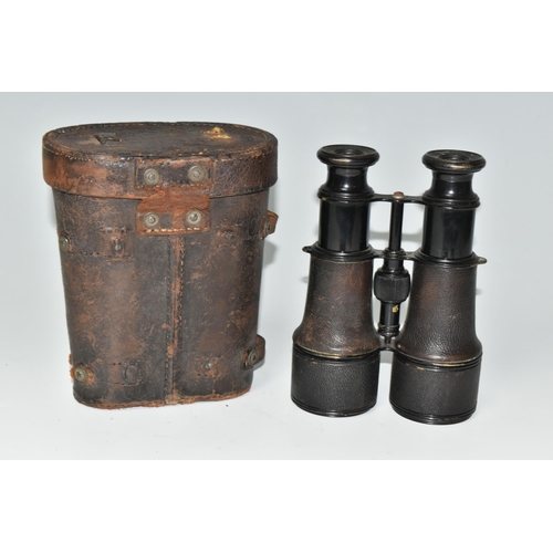 453 - A PAIR OF WW1 BRITISH MILITARY ISSUE BINOCULARS ENGRAVED WITH A BROAD ARROW, also engraved with numb... 