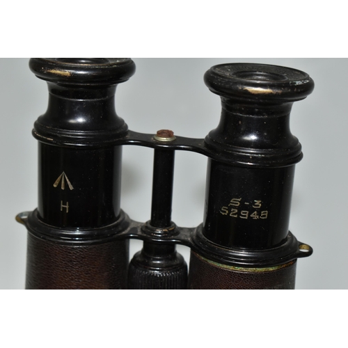 453 - A PAIR OF WW1 BRITISH MILITARY ISSUE BINOCULARS ENGRAVED WITH A BROAD ARROW, also engraved with numb... 