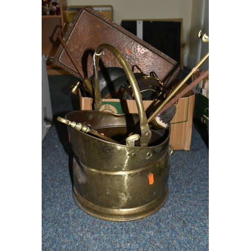 469 - A BOX AND LOOSE COPPER AND BRASS WARES, to include a rectangular copper tray, two copper pans, a cop... 