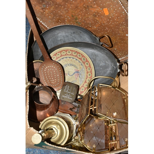 469 - A BOX AND LOOSE COPPER AND BRASS WARES, to include a rectangular copper tray, two copper pans, a cop... 