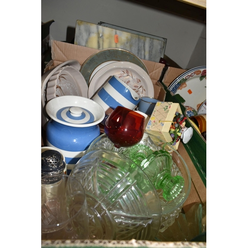 484 - FOUR BOXES AND LOOSE ASSORTED TEA AND KITCHEN WARES ETC, to include Crown Staffordshire teacups, sau... 