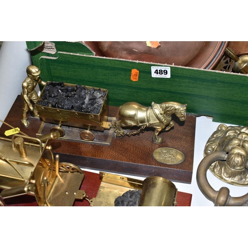 489 - ONE BOX OF BRASS AND METALWARE, to include a large brass 'Lion' door knocker, copper bed warmer, bra... 