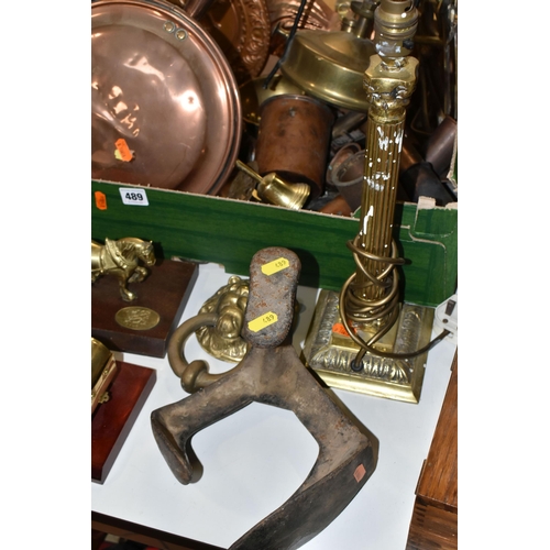 489 - ONE BOX OF BRASS AND METALWARE, to include a large brass 'Lion' door knocker, copper bed warmer, bra... 